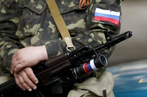 Жители Донбасса замотали российских военных в сети и пытались утопить