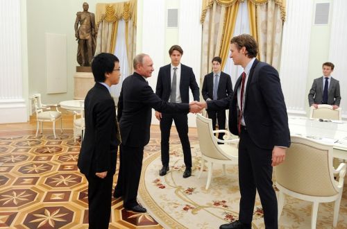 Кремль попросил русские СМИ удалить фото со встречи Владимира Путина со студентами Итона