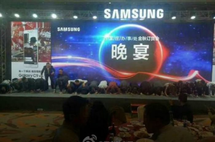 Компания Самсунг представит «безрамочный» смартфон Galaxy S8 в последующем году