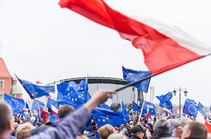 Еврокомиссия планирует обсудить вопрос санкций против Польши из-за скандальной судебной реформы