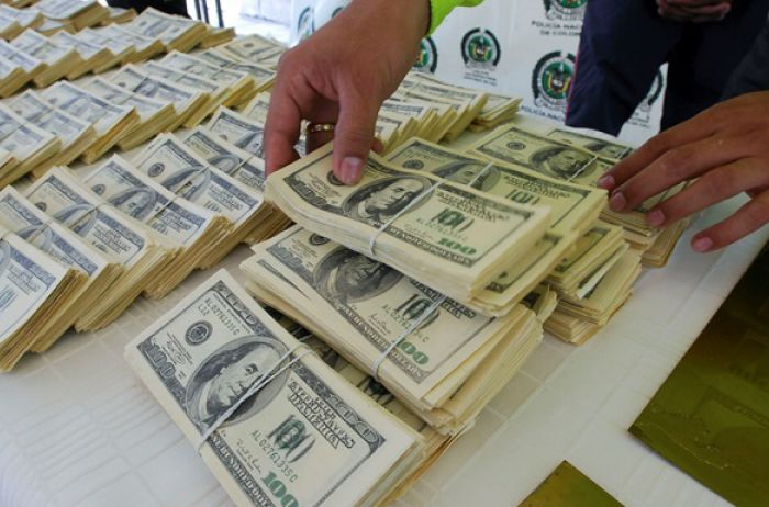 Украинцы продолжают доставать доллары из заначек и нести в обменники