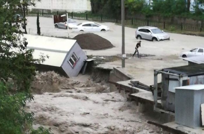 В Краснодарском крае апокалипсис: сильные дожди затопили Туапсе, потоки уносят в море машины и торговые точки