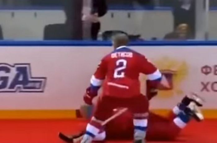Саксофонист Бутман и губернатор Дюмин подрались на глазах у Путина во время хоккейного матча в Сочи – кадры